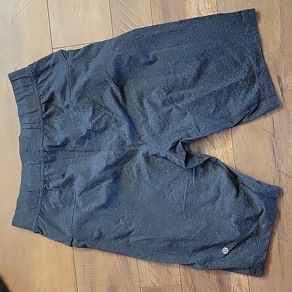 Men's sz medium Lululemon shorts.  Gray heather.